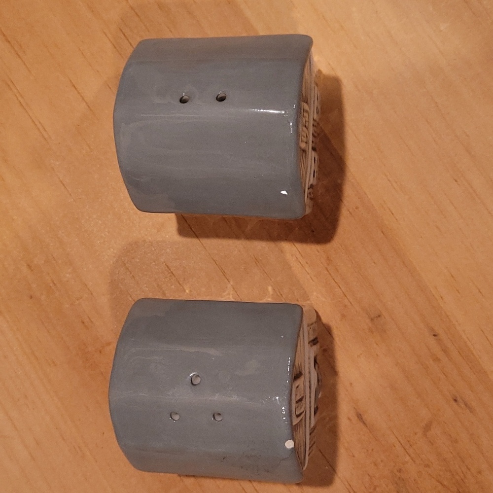 Gray Barn salt & pepper shakers - Picture 4 of 9